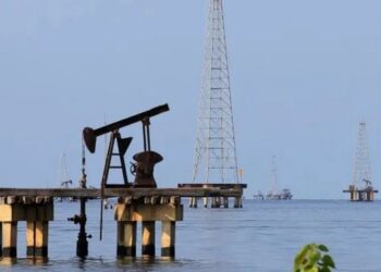 Reclaman cuerpos de 2 trabajadores desaparecidos en explosión de barcaza en el Lago de Maracaibo