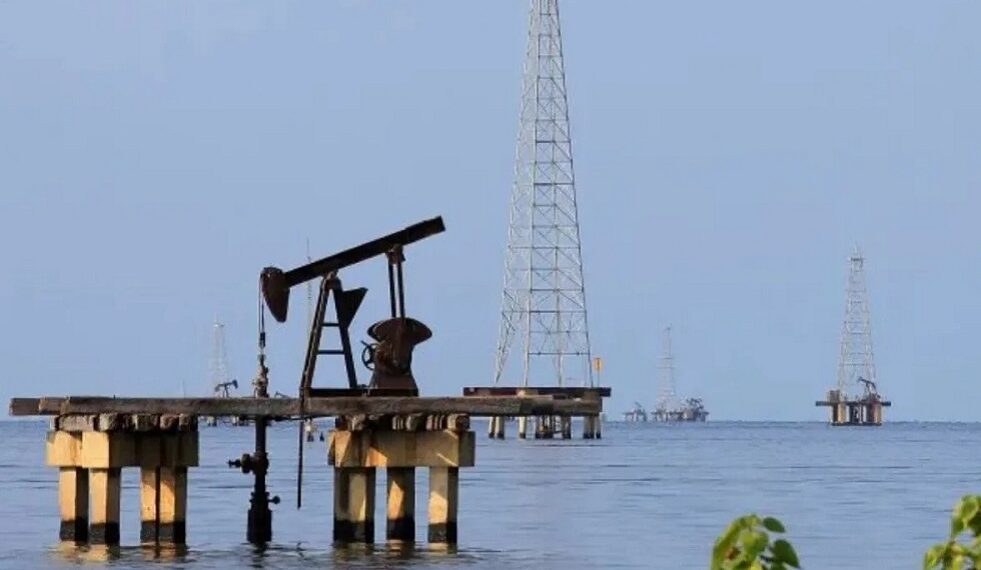 Reclaman cuerpos de 2 trabajadores desaparecidos en explosión de barcaza en el Lago de Maracaibo