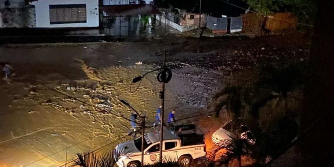 Lluvias causan inundaciones en varios sectores de La Guaira