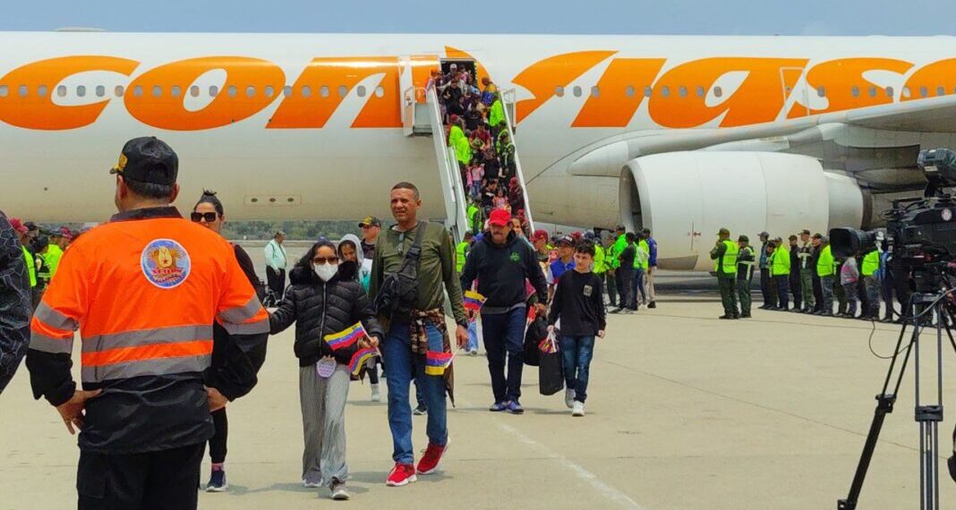 Autoridades informan que 21 niños viajaron solos en vuelo de repatriación desde México