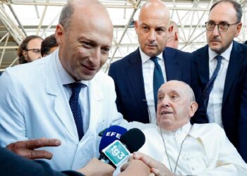 Médico que trató al Papa revela que se tuvo “que decidir entre dejarlo ir o probar con todo»