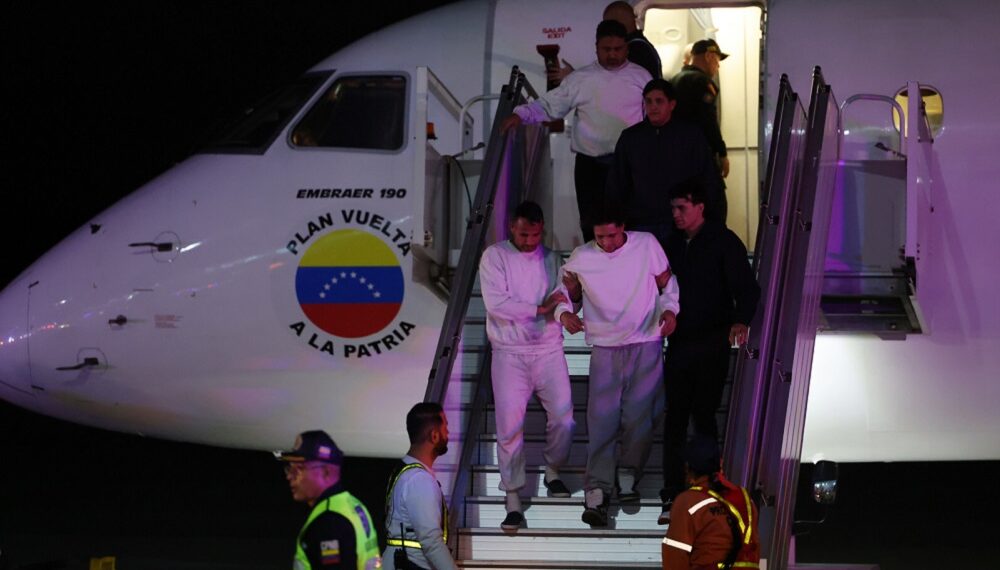 Gobierno acusa al Departamento de Estado de bloquear vuelos de deportación