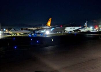 La madrugada de este viernes llegó al país un avión con 178 migrantes deportados