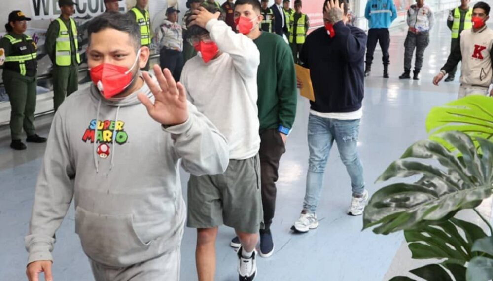 Arriban 178 migrantes venezolanos más deportados por EEUU, uno con “código rojo de Interpol”