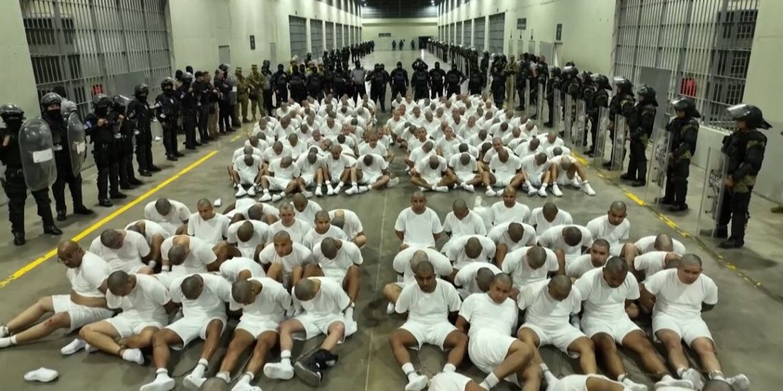 HRW denuncia la desaparición forzada de venezolanos deportados a El Salvador