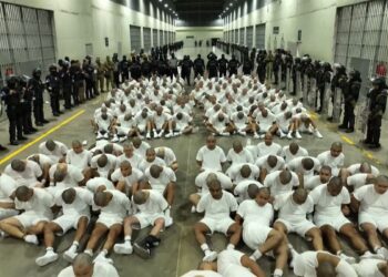 HRW denuncia la desaparición forzada de venezolanos deportados a El Salvador