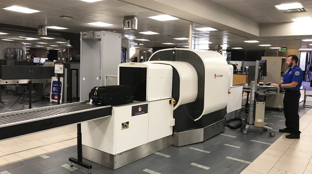 Endurecen controles en aeropuertos de EEUU: Pasajeros sin REAL ID podrían quedar abajo del vuelo