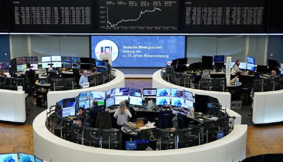 Caen bolsas europeas en torno a un 3 % al entrar en vigencia aumento del 20 % en aranceles a la UE