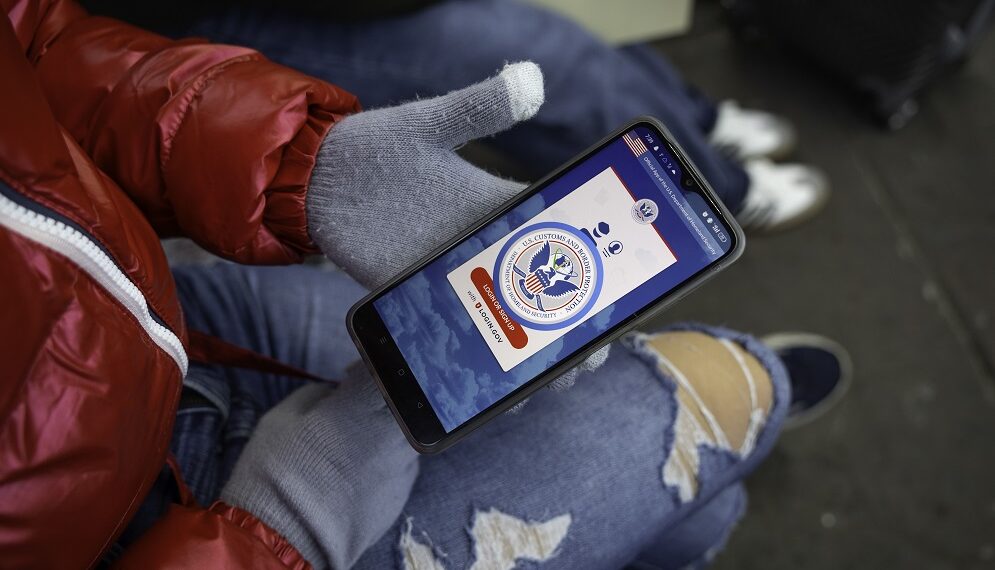 EEUU revocó el estatus legal a migrantes que entraron al país con la app CBP One