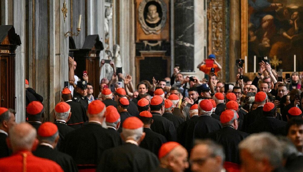 Cardenales elegirían este lunes la fecha del cónclave