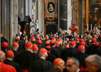 Cardenales elegirían este lunes la fecha del cónclave