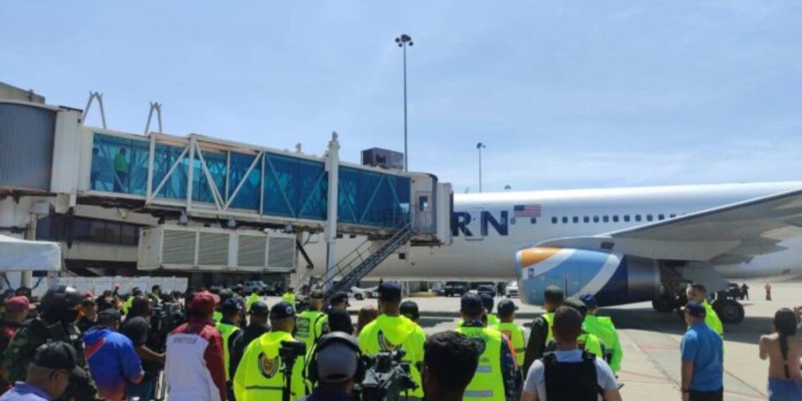 Más venezolanos deportados por EEUU llegarán jueves y viernes en 2 aviones, uno estadounidense