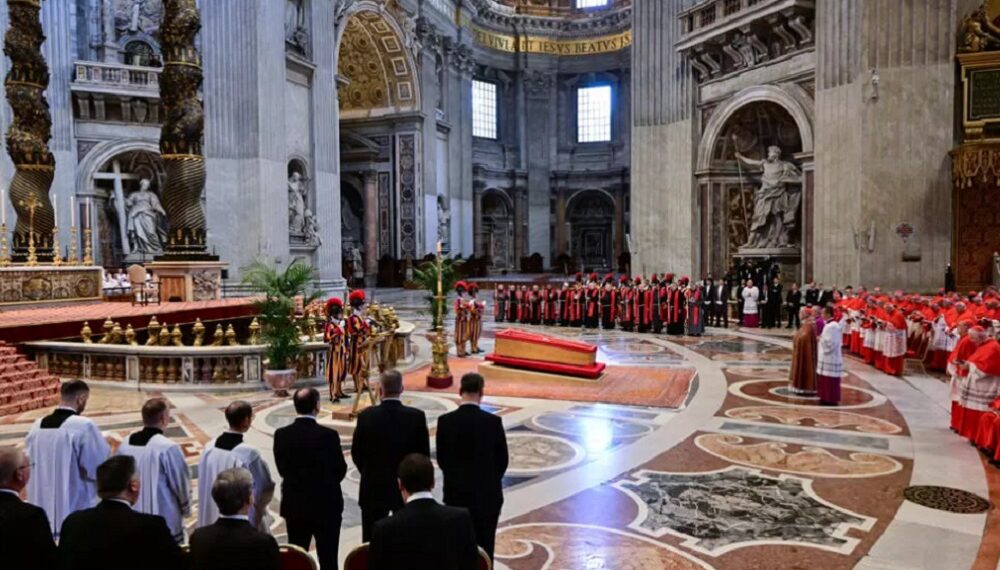 Los fieles despiden al papa Francisco en la basílica de San Pedro