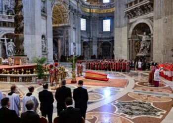 Los fieles despiden al papa Francisco en la basílica de San Pedro