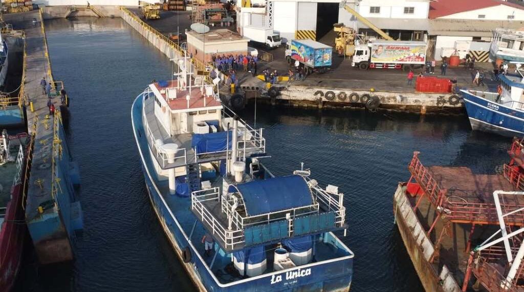 Paralizada flota pesquera industrial y artesanal por aumento del precio de gasoil