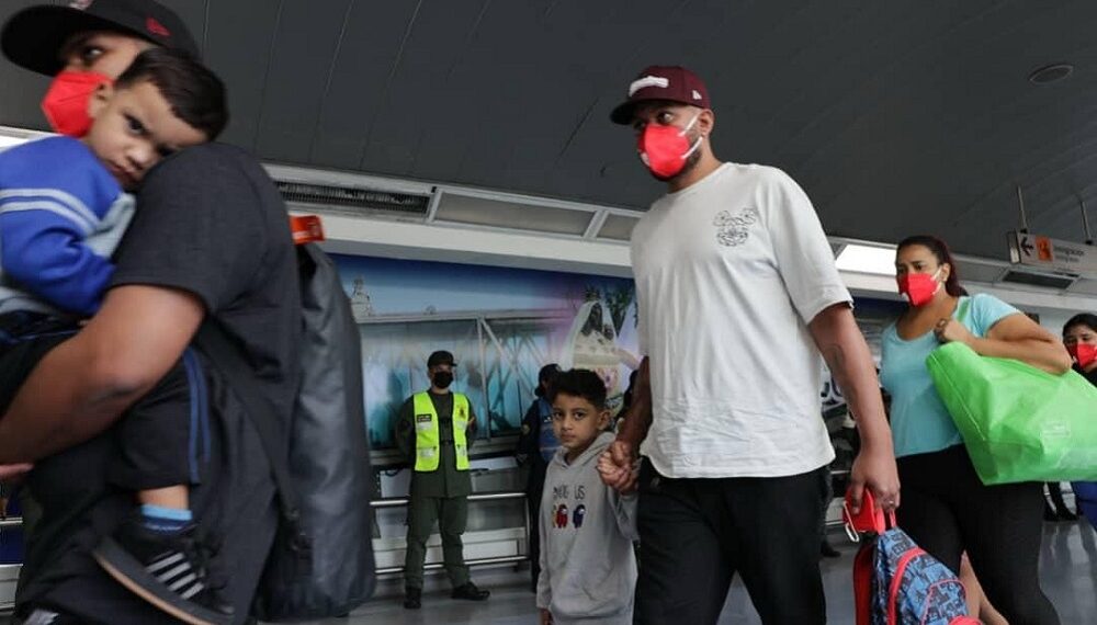 Llega desde México vuelo con otros 316 migrantes venezolanos