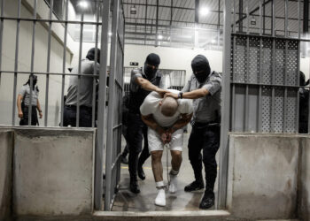 Cortes Federales bloquean expulsión de migrantes venezolanos desde EEUU hasta El Salvador