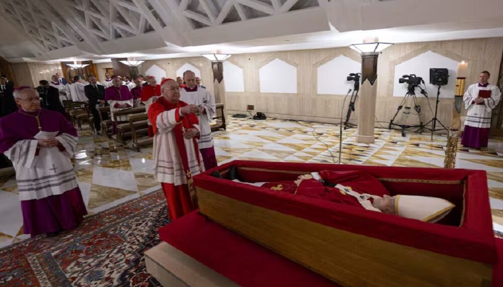 El Vaticano difundió primeras imágenes del papa Francisco en el féretro