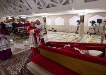 El Vaticano difundió primeras imágenes del papa Francisco en el féretro