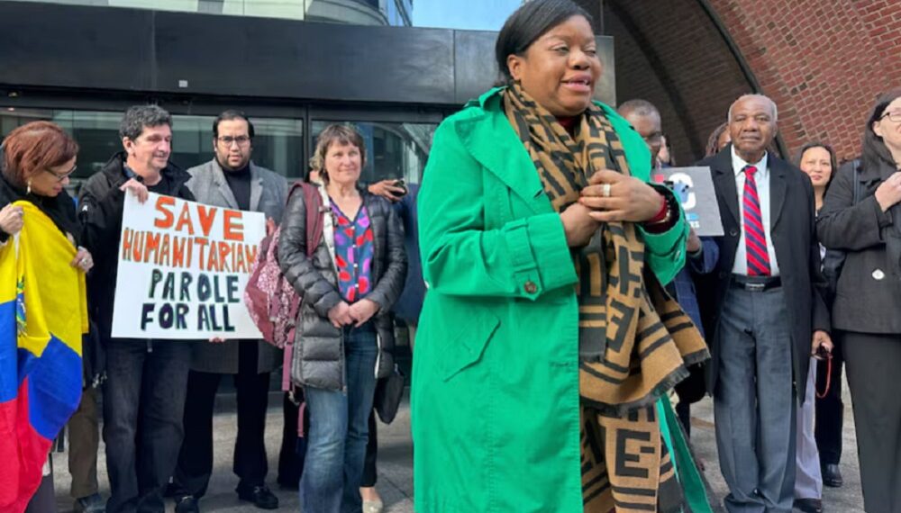 Jueza federal bloquea fin del “parole” humanitario a venezolanos