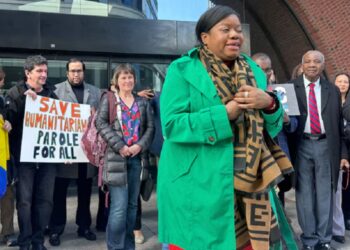 Jueza federal bloquea fin del “parole” humanitario a venezolanos