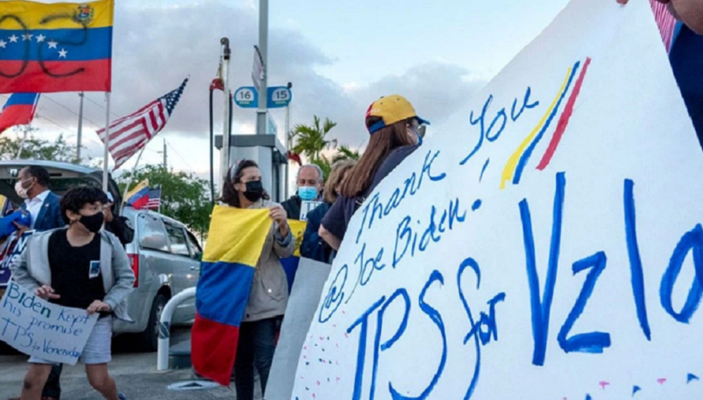 Juez federal bloquea orden del gobierno de Trump de anular el TPS para venezolanos