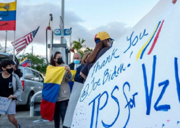 Juez federal bloquea orden del gobierno de Trump de anular el TPS para venezolanos