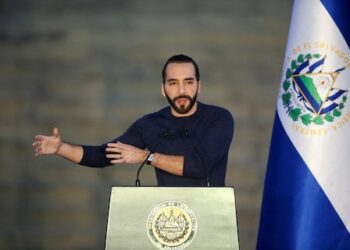 Bukele propone intercambio de prisioneros a Maduro: Presos políticos por migrantes detenidos en cárcel contra el terrorismo