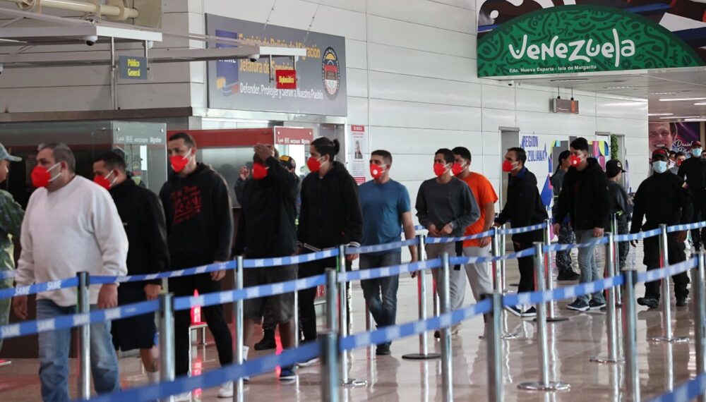 Total de retornados subió a más de 2.500 con los 369 deportados por EEUU que llegaron esta semana