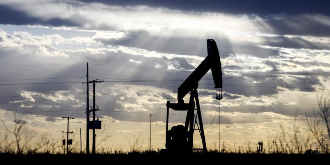 OPEP+ acelera su producción y subirá su bombeo en 411.000 barriles diarios en mayo