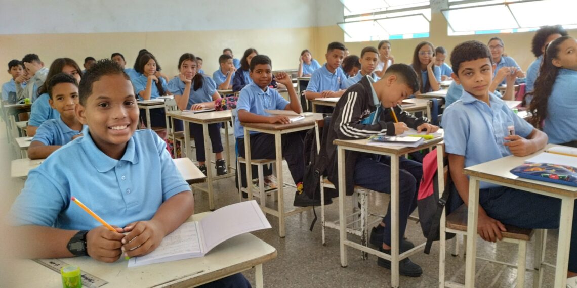 Ministro de Educación se pronuncia sobre el decreto de duelo nacional y las actividades escolares