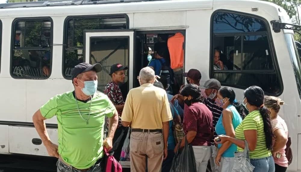 Multas y suspensiones definitivas para transportistas que cobren pasaje común a los adultos mayores