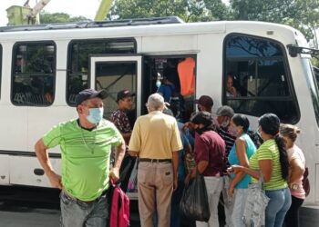 Multas y suspensiones definitivas para transportistas que cobren pasaje común a los adultos mayores