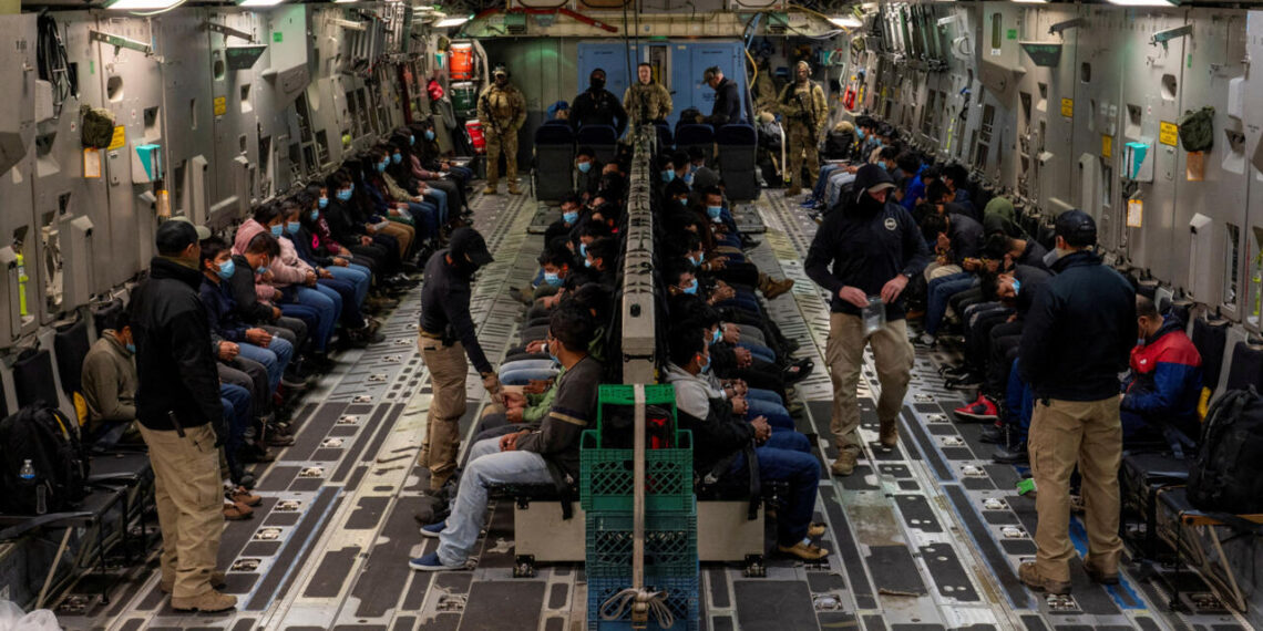 EE.UU. usa sistema de puntos para deportar a venezolanos acusados de pertenecer al Tren de Aragua #31Mar