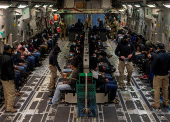 EE.UU. usa sistema de puntos para deportar a venezolanos acusados de pertenecer al Tren de Aragua #31Mar