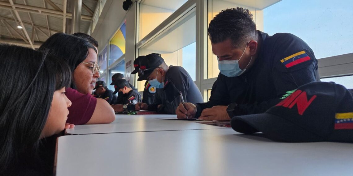 Llegaron al país otros 90 migrantes procedentes de Texas