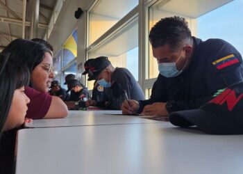 Llegaron al país otros 90 migrantes procedentes de Texas