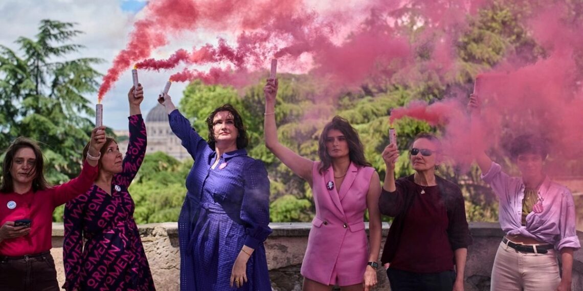 Con una «fumata rosa» activistas católicas reclaman más participación en asuntos de la iglesia