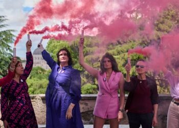 Con una «fumata rosa» activistas católicas reclaman más participación en asuntos de la iglesia