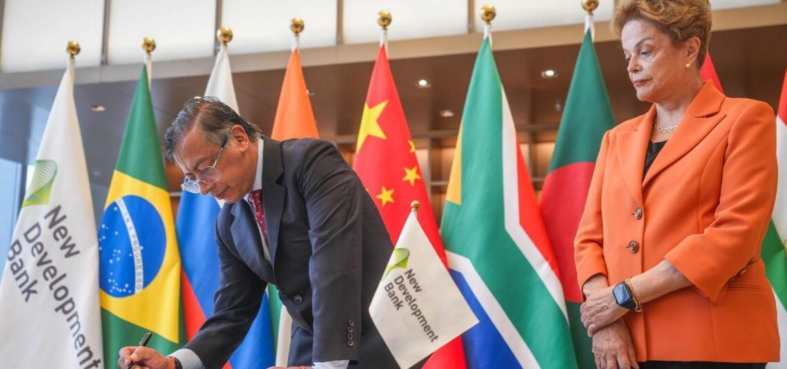 Petro solicita en China el ingreso de Colombia al banco de los BRICS