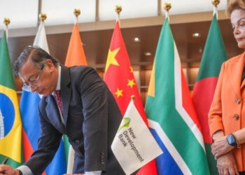 Petro solicita en China el ingreso de Colombia al banco de los BRICS