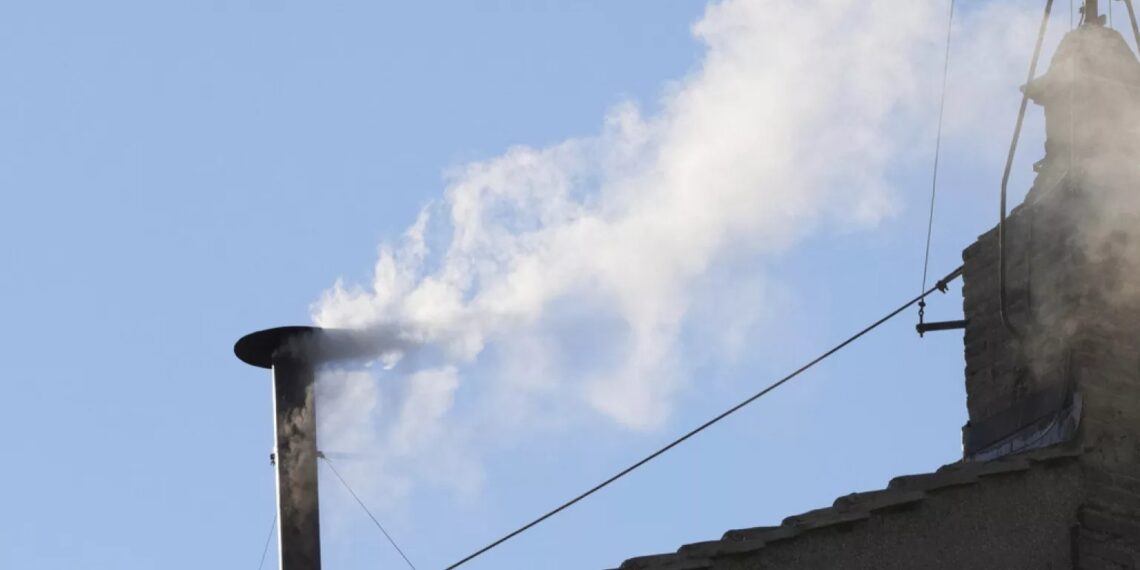 «Fumata blanca»: el cónclave ya eligió al Papa 267