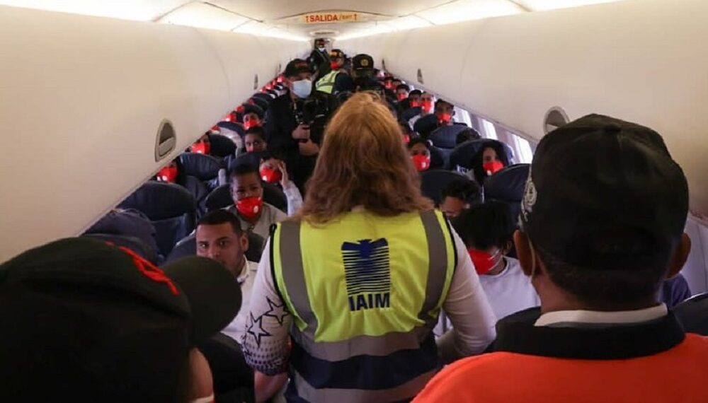 Llegan al país otros 90 venezolanos deportados por EEUU