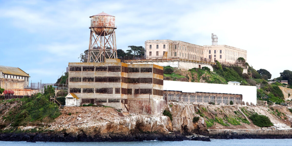 Azar de la frontera de EEUU justifica reapertura de Alcatraz: «necesitamos camas de detención»