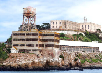 Azar de la frontera de EEUU justifica reapertura de Alcatraz: «necesitamos camas de detención»