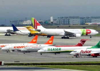 Son miles los pasajeros afectados por la suspensión de vuelos con Colombia