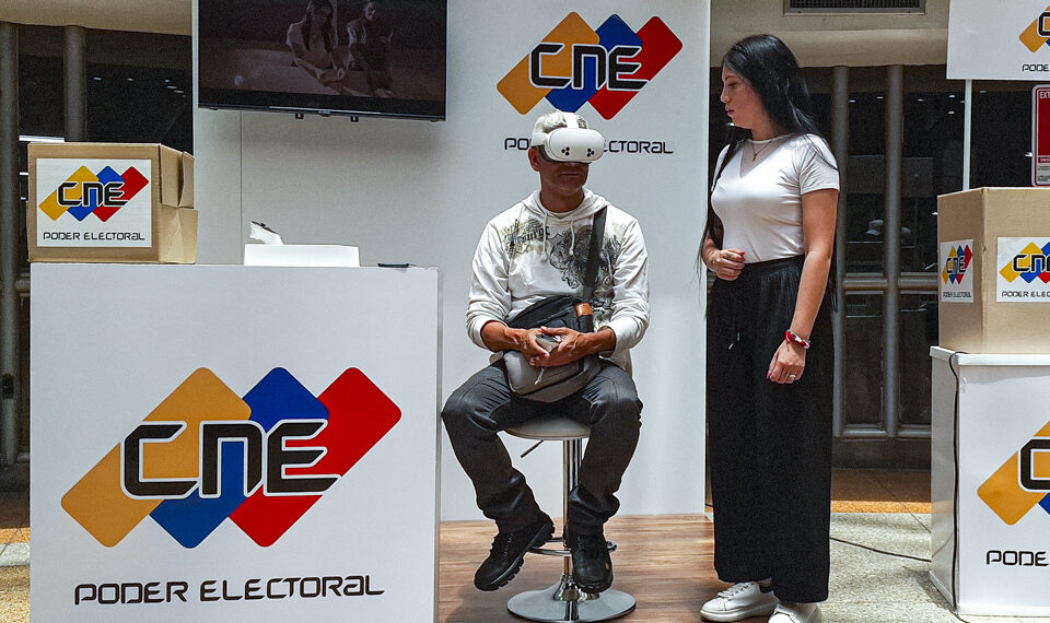 CNE activa puntos de realidad virtual para enseñar a votar el 25MAY