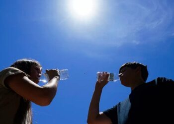 Mitad de la población mundial sufrió mes extra de calor extremo por el cambio climático