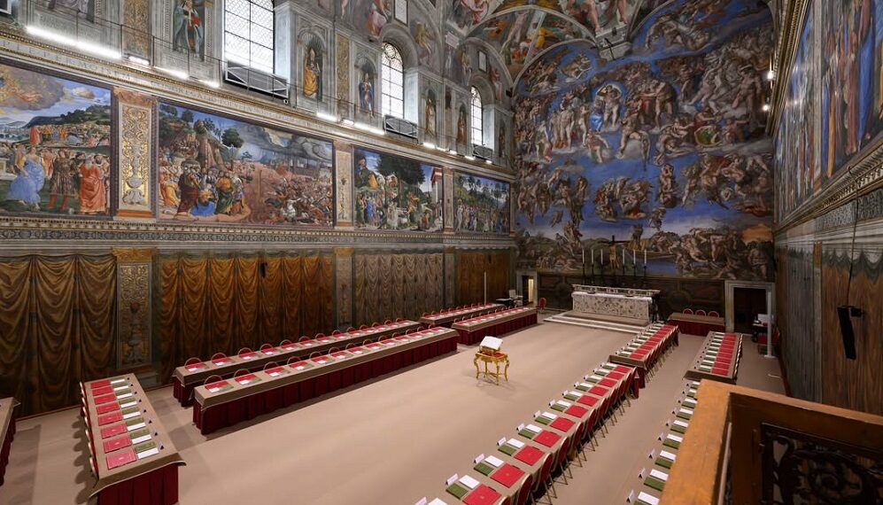 Todo listo en la Capilla Sixtina para el cónclave que elegirá al nuevo Papa