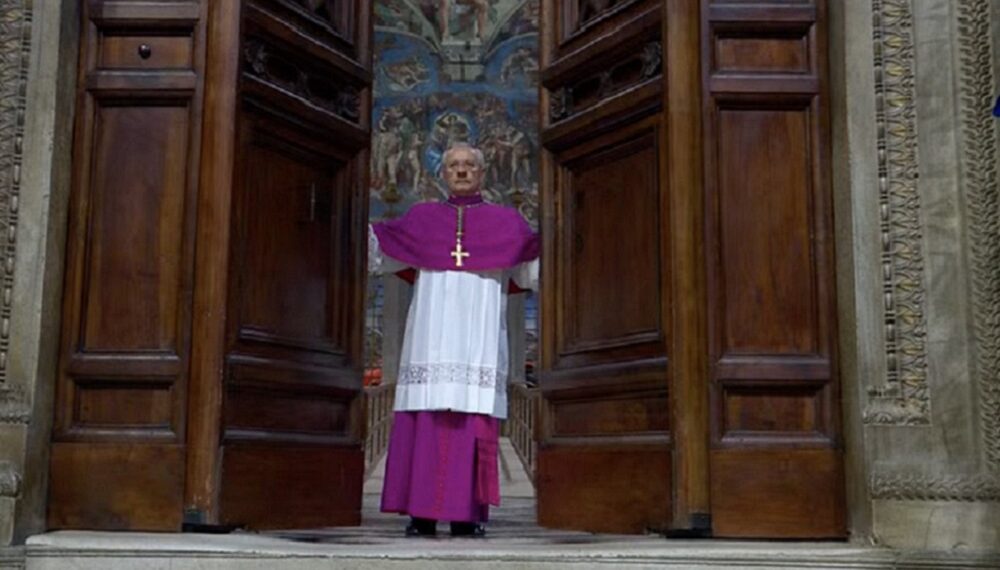 ¿Quién cerró las puertas de la Capilla Sixtina para el inicio del cónclave?